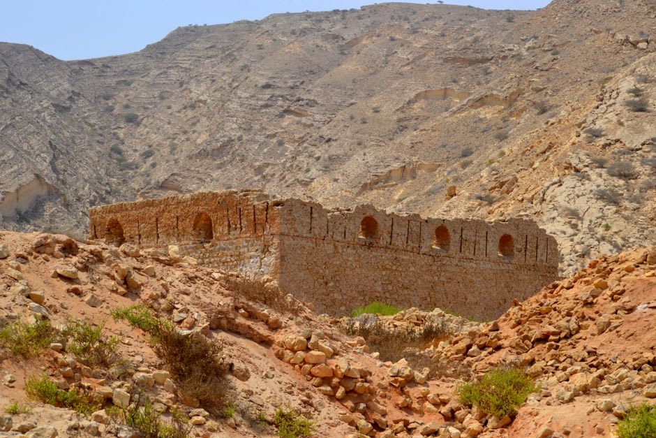 Una tumba colmena bien conservada con su cúpula de piedra apilada en gran parte intacta en Al Ayn, Omán