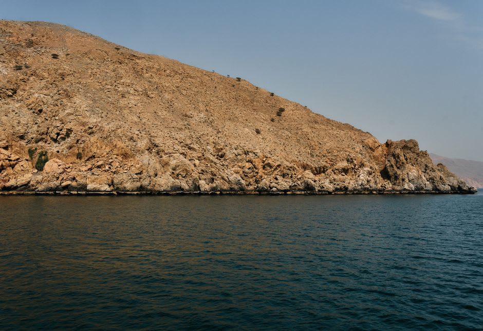 Snorkelistas sobre un arrecife de coral cerca de la costa de Dibba