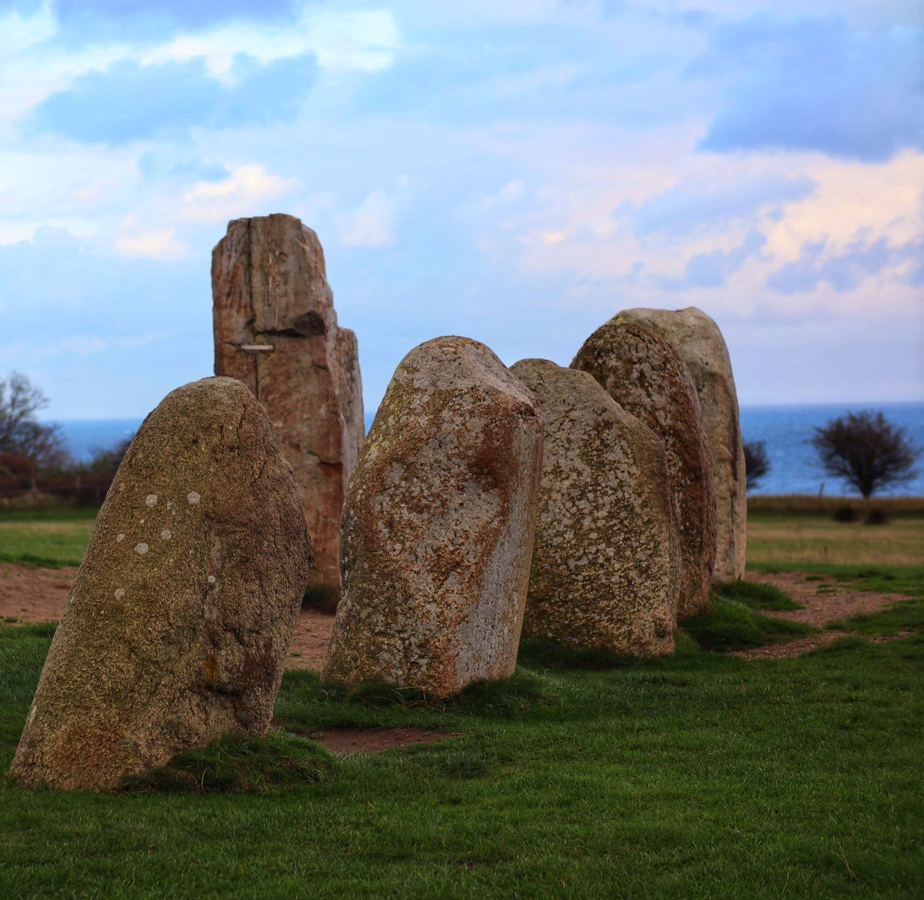 Una de las altas piedras erguidas de Stenness de cerca, liquen en piedra oscura contra un cielo atlántico
