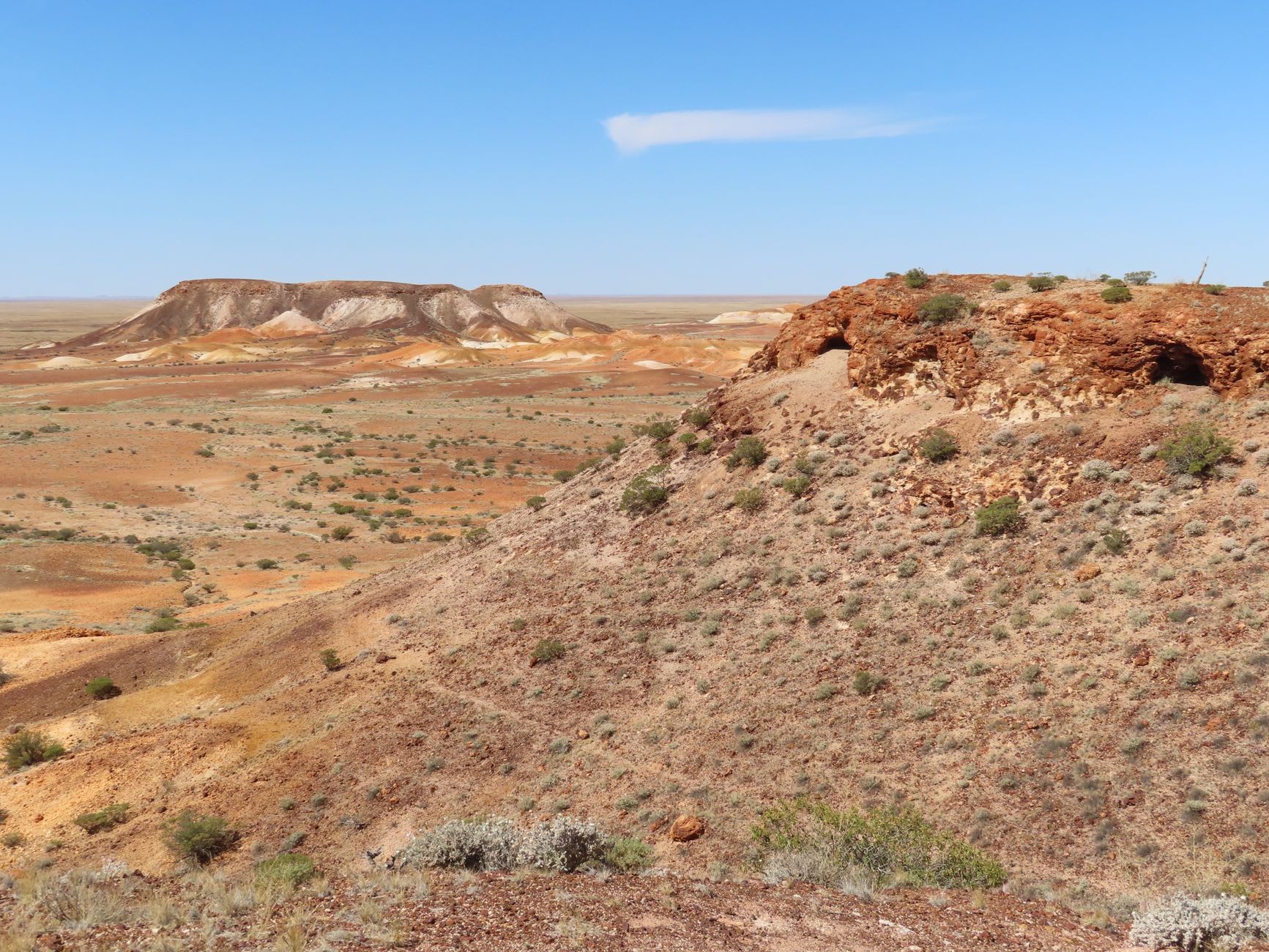 La large étendue gris pâle du lit du lac Mungo asséché à l'aube, les dunes en lunette visibles comme une crête blanche à l'horizon