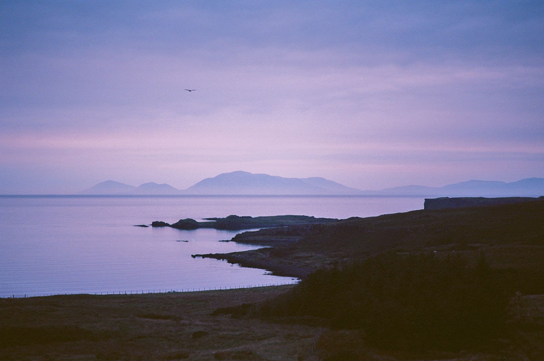 L'embouchure de la rivière à Luskentyre où l'eau douce rencontre les vasières, avec des ondulations dans le sable et de pâles reflets dans les eaux peu profondes