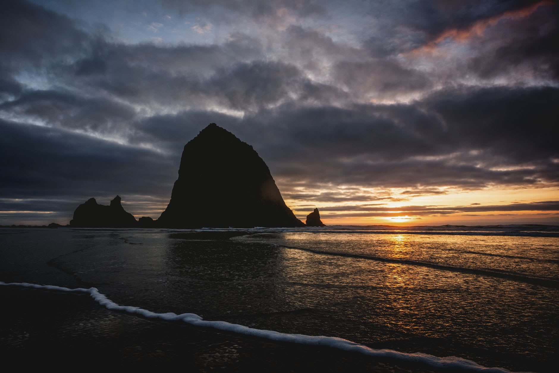 Mares de marée à la base d'Haystack Rock, anémones de mer et oursins dans une eau cristalline