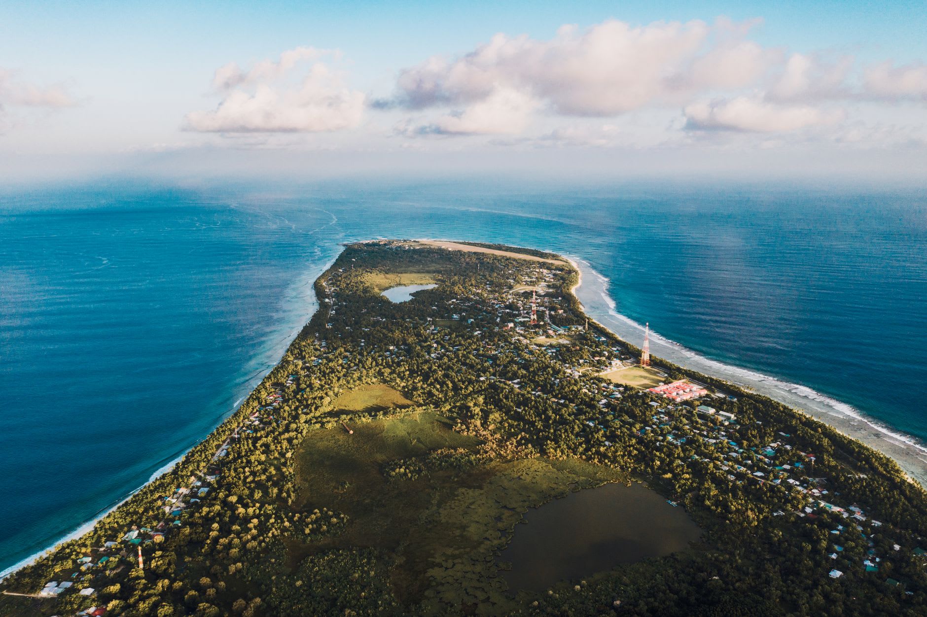 Bunker japonais de la Seconde Guerre mondiale à moitié avalé par la jungle à Peleliu, murs en béton fissurés et couverts de lianes