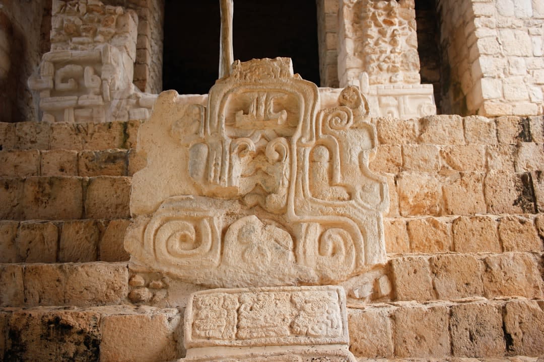 Fragments de claustra de pierre sculptée aux motifs géométriques parmi les ruines excavées du complexe palatial omeyyade