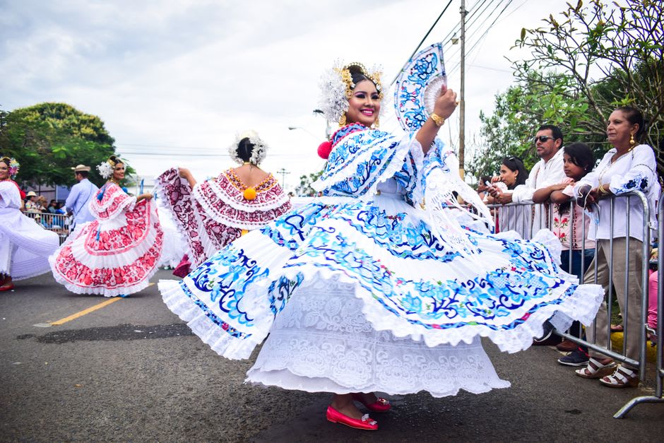 Une femme portant une pollera traditionnelle richement brodée en train de danser lors du Carnaval à Las Tablas