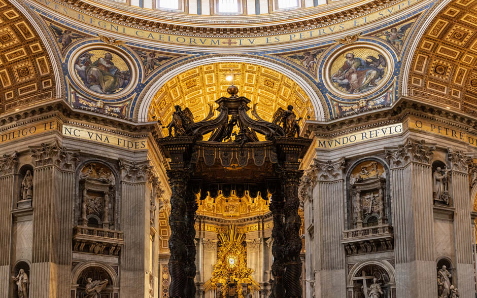 El interior de la basílica de Caacupé, la pequeña estatua de madera de la Virgen de los Milagros visible sobre el altar dorado