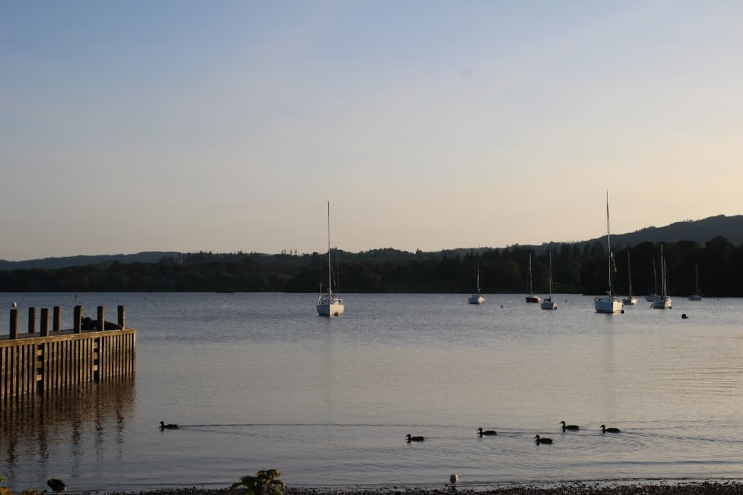Un velero de madera amarrado cerca de la orilla del lago Ypacaraí en San Bernardino con la luz del atardecer
