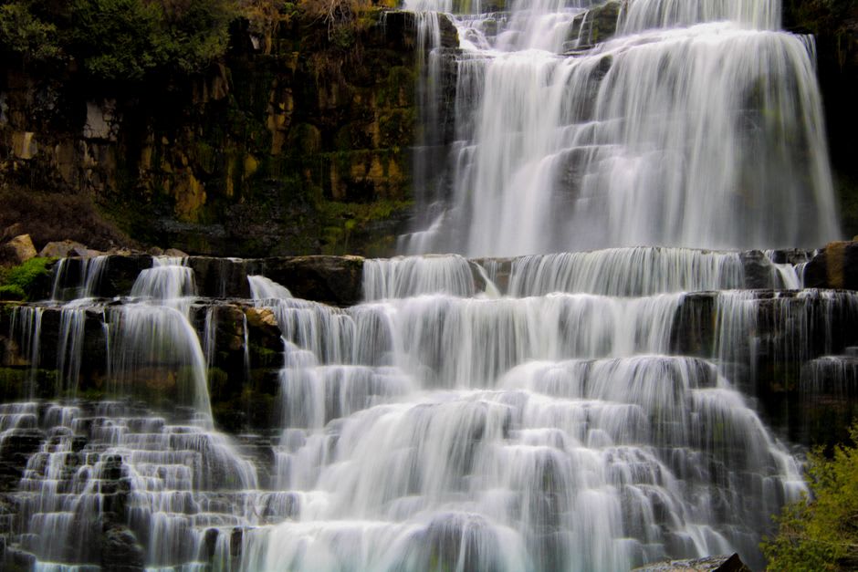 Una cascada de dos niveles conocida como Salto Suizo cayendo a través del bosque en la sierra de Ybytyruzú