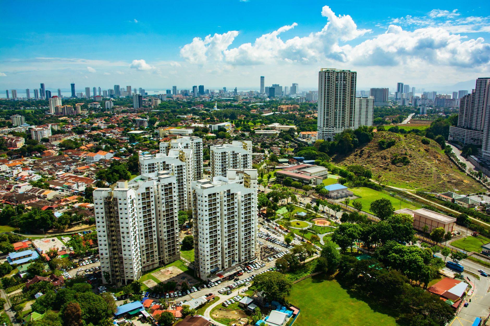 Des bungalows coloniaux émergeant de la brume matinale sur les pentes forestières supérieures de la Colline de Penang