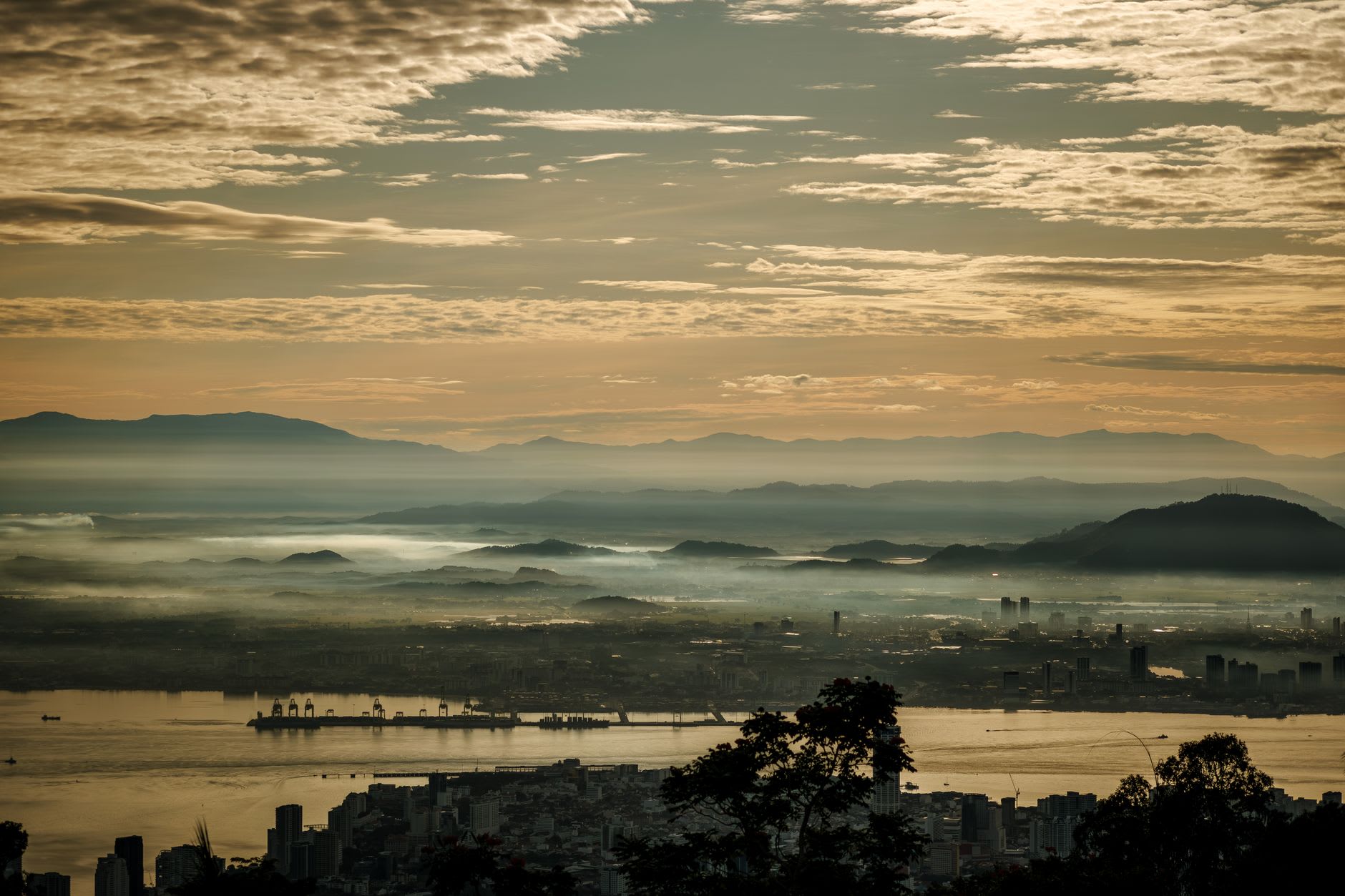 La vue depuis la plateforme sommitale de la Colline de Penang au coucher du soleil, avec George Town et le Pont de Penang visibles en dessous