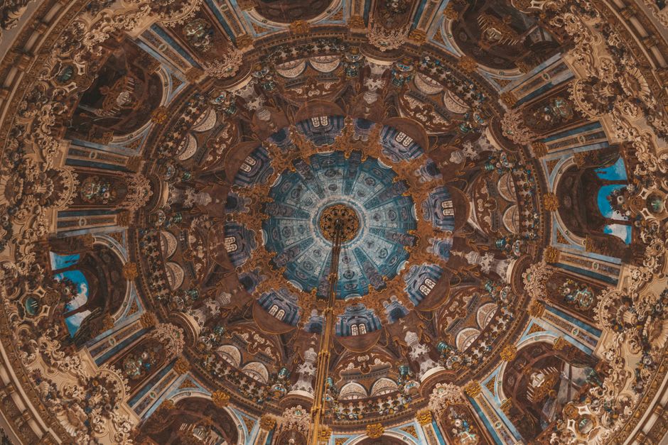 The round Templar Charola chapel inside the Convento de Cristo, gilded and covered in polychrome religious carvings