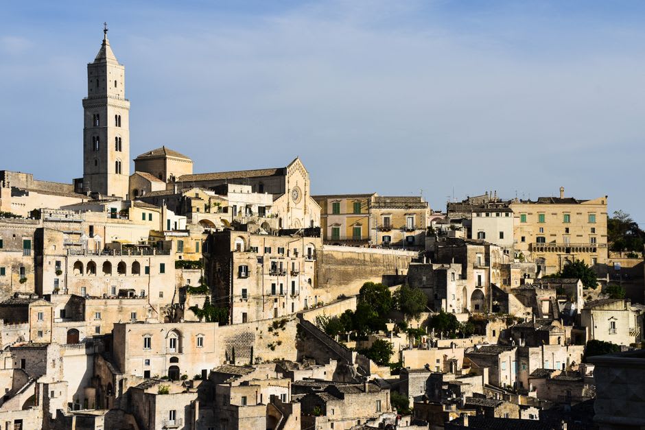 Ruelles médiévales étroites dans le centre historique d'Ascoli Satriano grimpant vers la vieille ville
