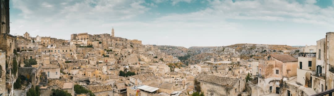 Vista a través del barranco calcáreo de Gravina desde el Ponte Acquedotto, con viviendas rupestres visibles en el acantilado opuesto