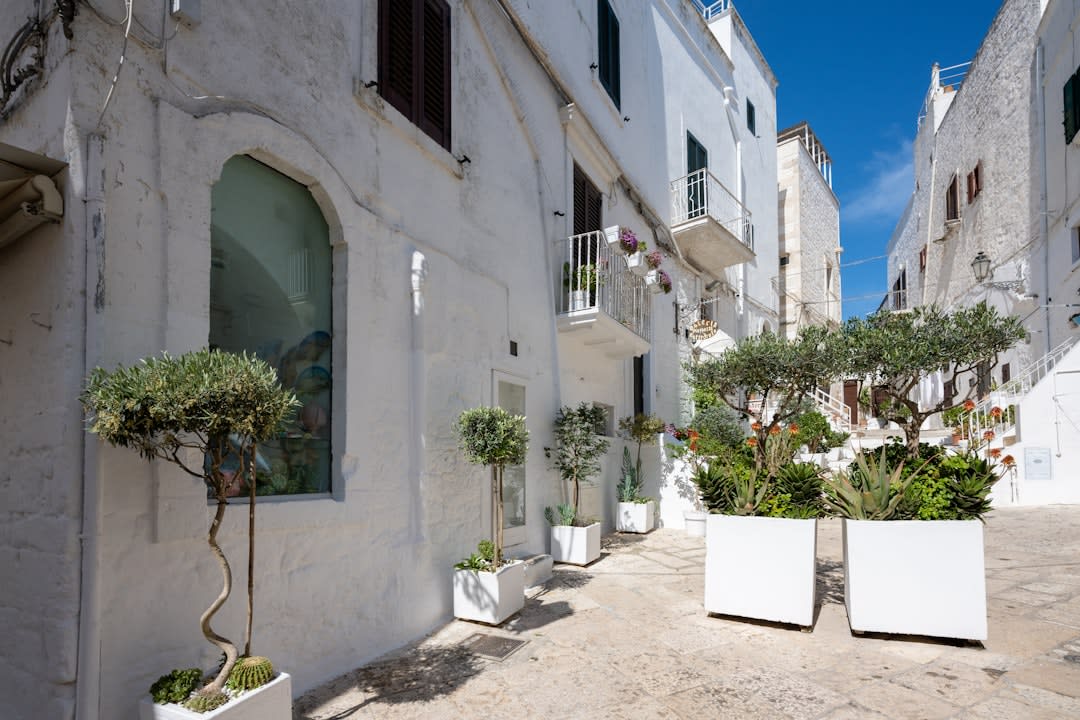 Una pequeña cala turquesa para nadar escondida bajo las murallas del casco antiguo de Monopoli