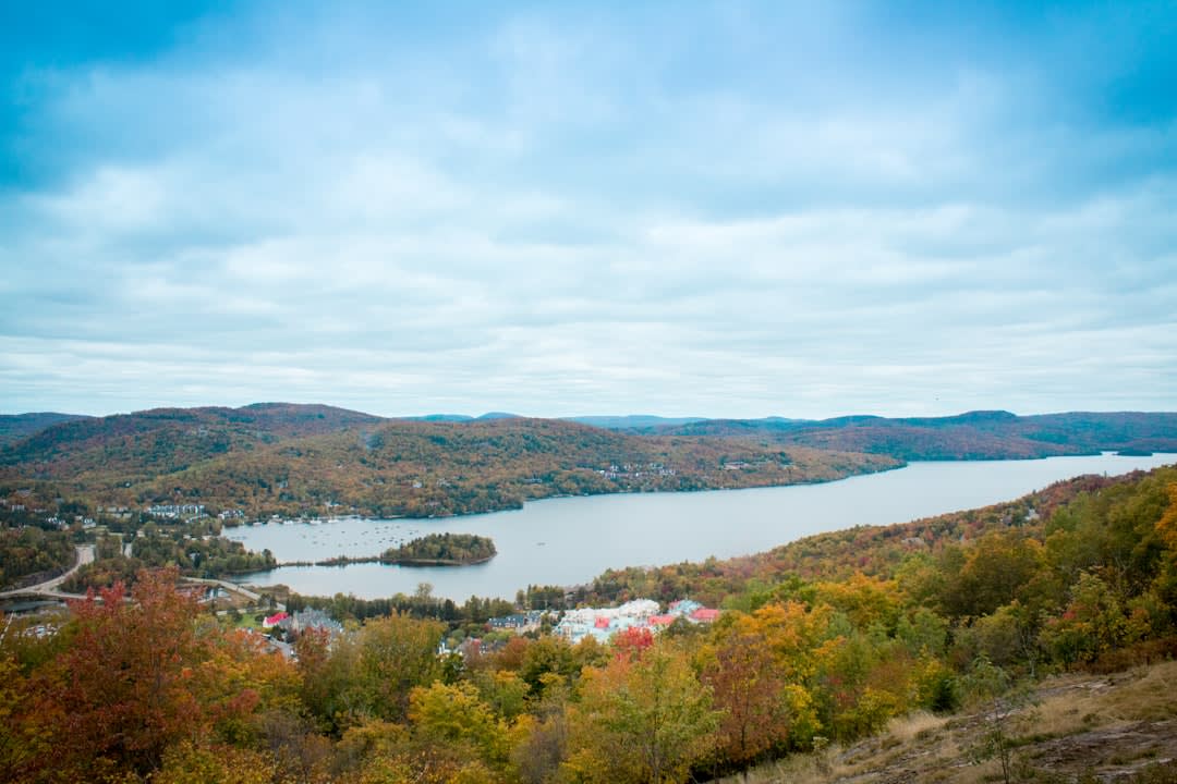 Le traversier traversant l'embouchure du fjord du Saguenay entre Baie-Sainte-Catherine et Tadoussac, falaises sombres du fjord se dressant de part et d'autre