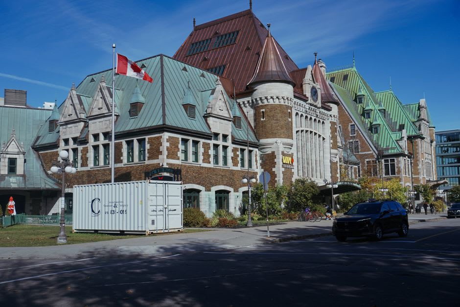 Las torretas y el techo de cobre del Château Frontenac vistos desde abajo en la Rue du Trésor a la hora dorada