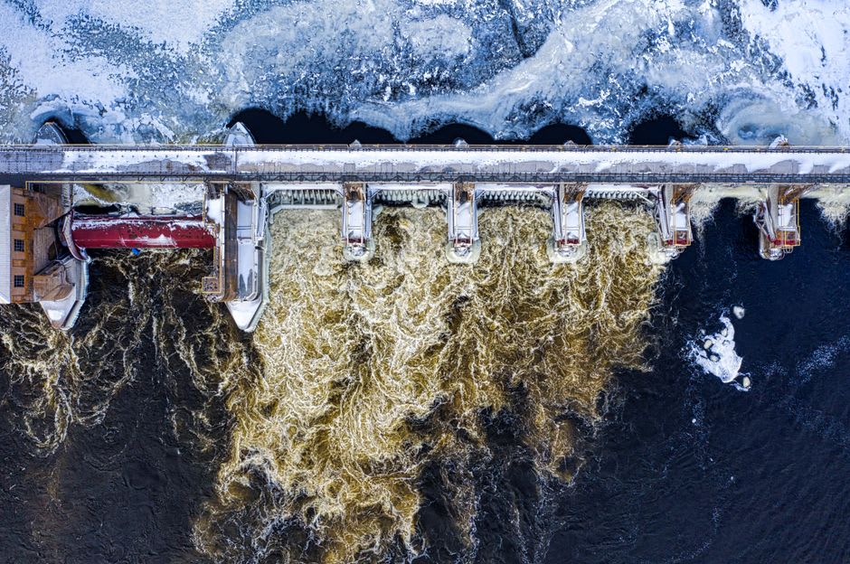 La largeur totale du barrage Daniel-Johnson à Manic-5, ses multiples arches de béton enjambant le réservoir Manicouagan