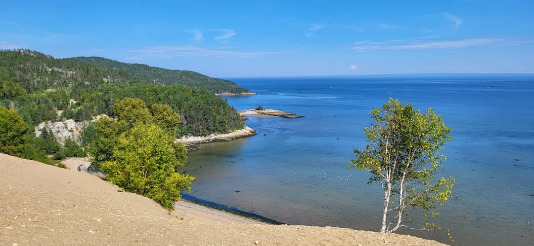 Le sentier riverain du Saint-Laurent à Saint-Jean-Port-Joli, avec les montagnes de la rive nord visibles de l'autre côté de l'eau au coucher du soleil