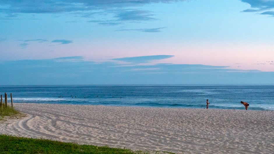 El extremo vacío y lejano de la playa de la isla Giftun bajo la luz de última hora de la tarde, alejado de los grupos turísticos principales