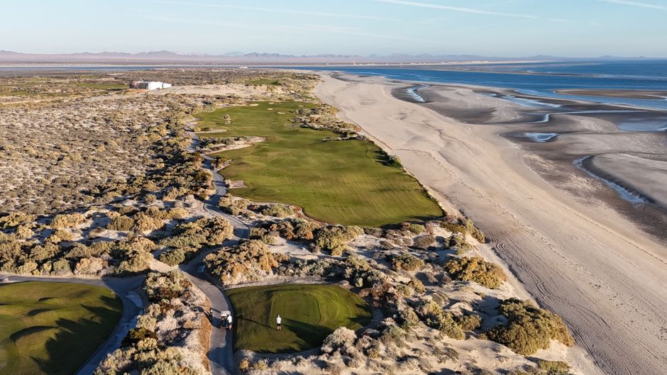 Une vue le long des fairways du golf de Soma Bay avec la mer Rouge et les montagnes désertiques en arrière-plan