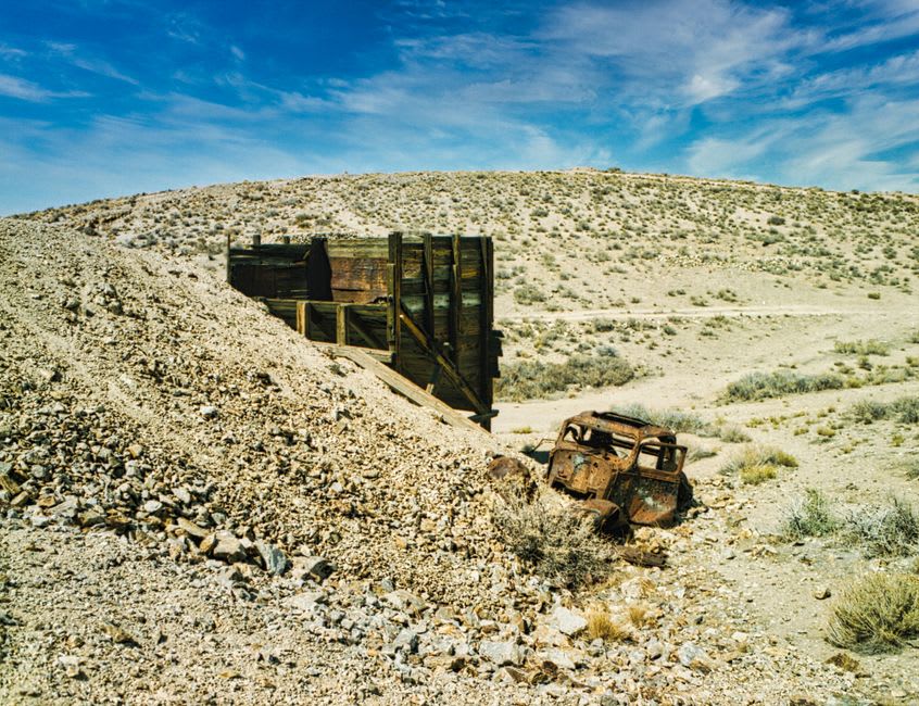 Les anciennes galeries de la mine de péridot sur l'île de Zabargad, avec des terrils épars sur une colline sèche et aride