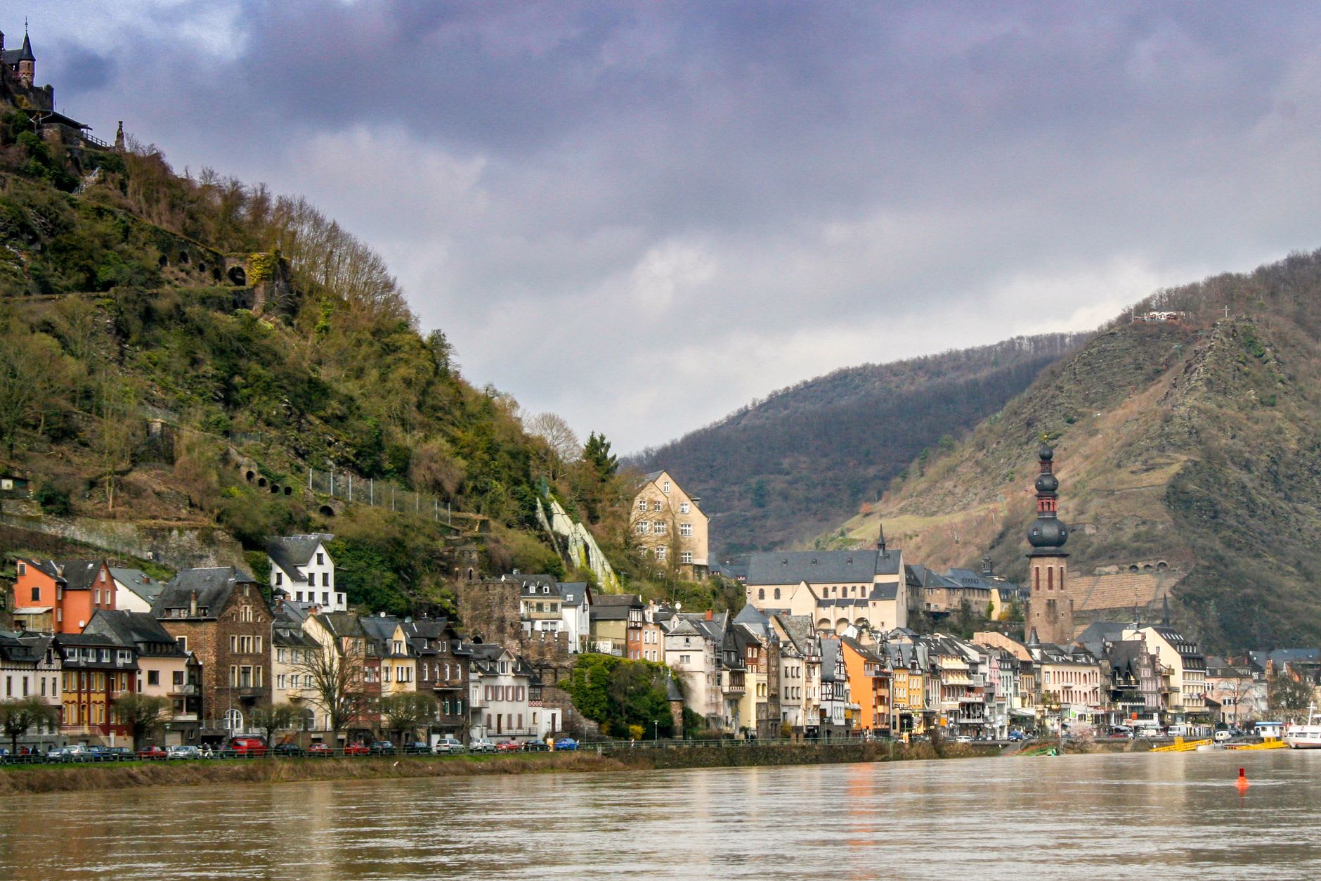 El castillo de Stahleck elevándose sobre los viñedos otoñales con vistas a Bacharach y el Rin
