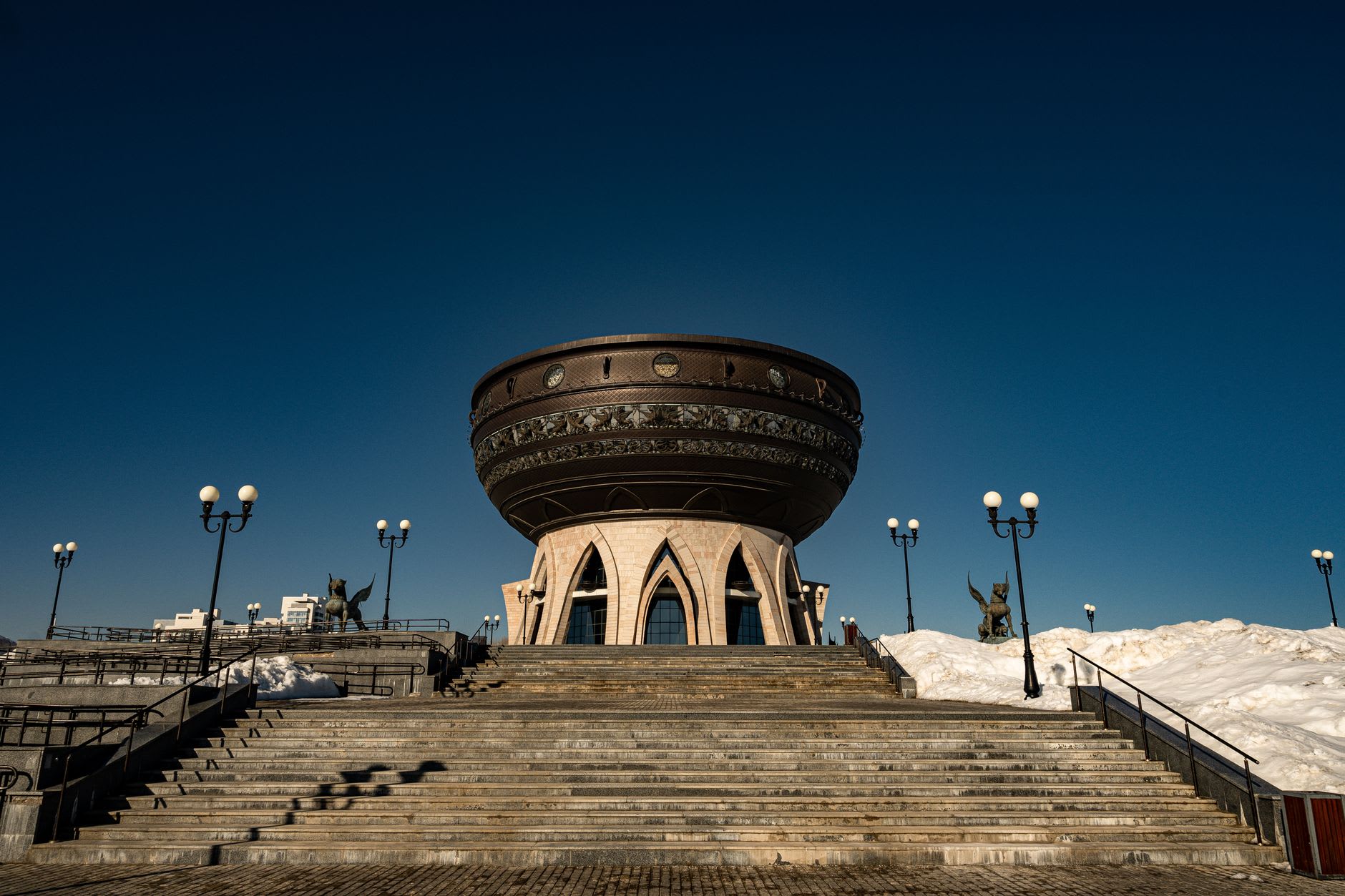L'intérieur de la mosquée Koul Charif, son intérieur blanc éclairé par la lumière de l'après-midi à travers des fenêtres teintées de bleu
