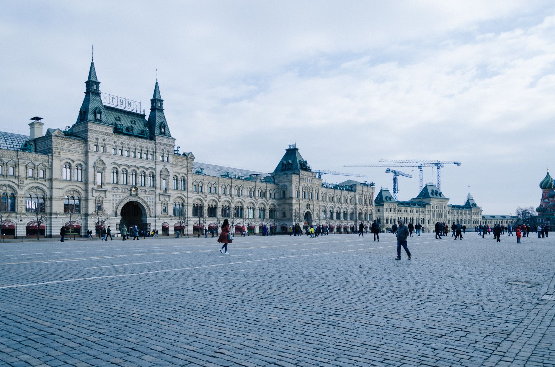 La cathédrale Saint-Basile et les murs du Kremlin vus depuis la Place Rouge enneigée au crépuscule
