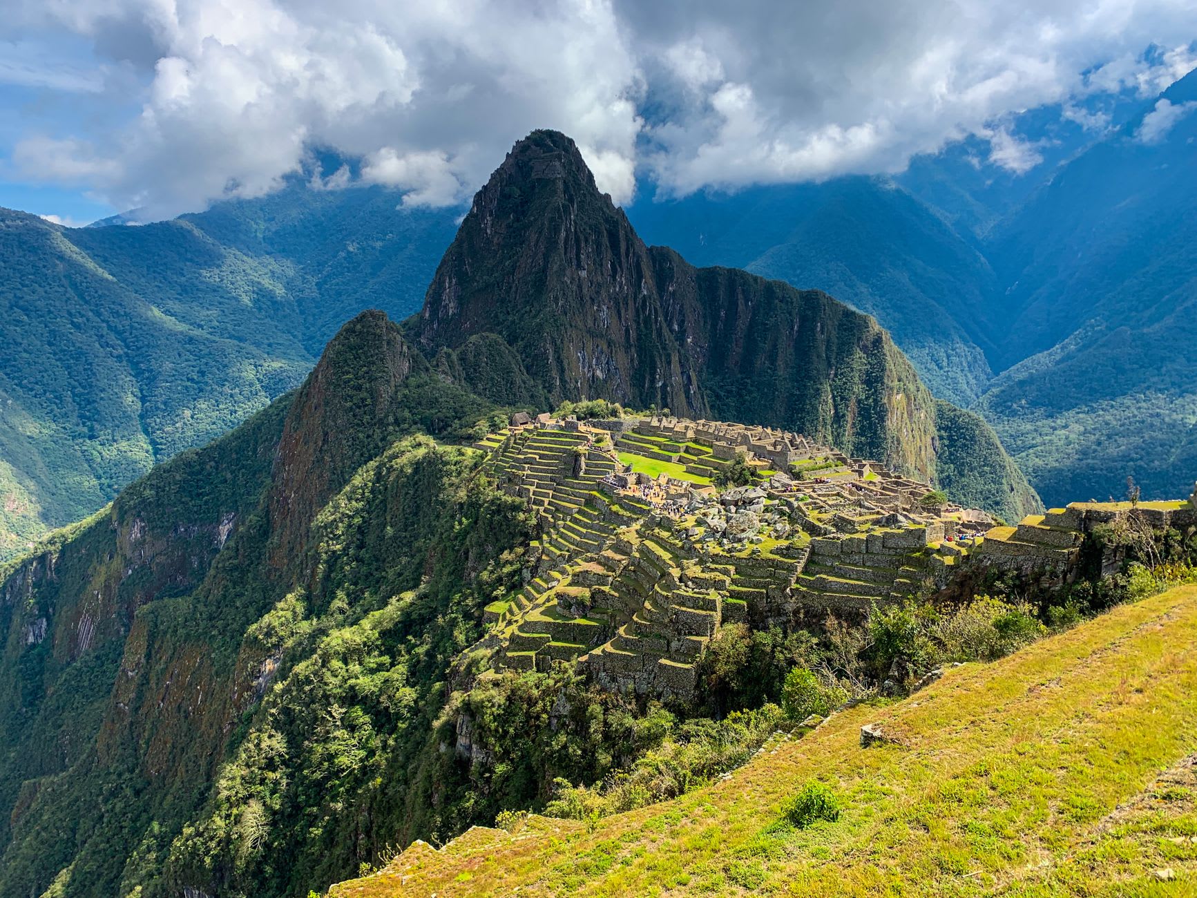 L'Urubamba au bord du bourg, ses eaux glaciales rapides se déplaçant sur les rochers, des sommets enneigés visibles en amont
