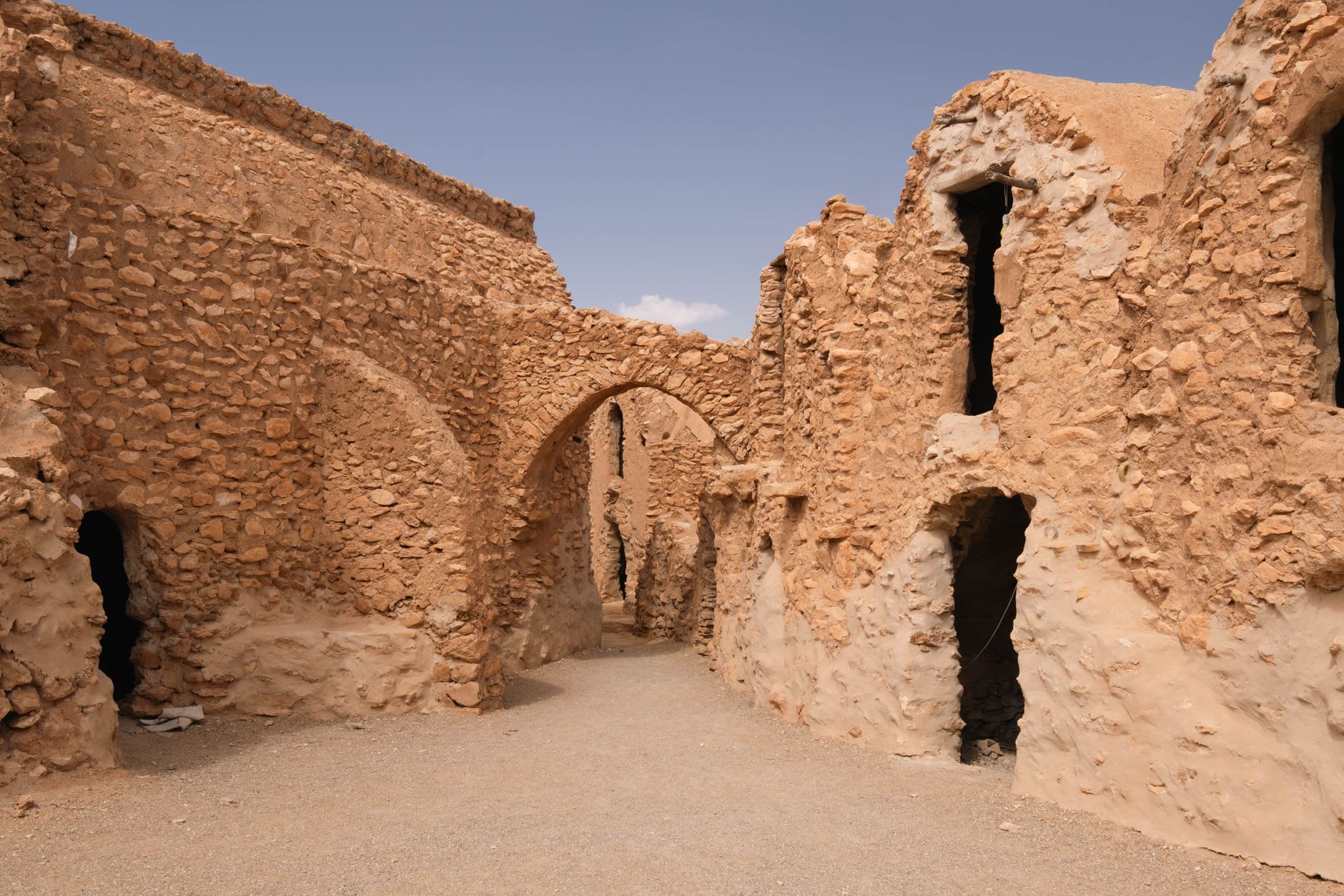 El patio interior del Hotel Sidi Driss, con la decoración original del set de Tatooine de Star Wars todavía en su lugar en Matmata