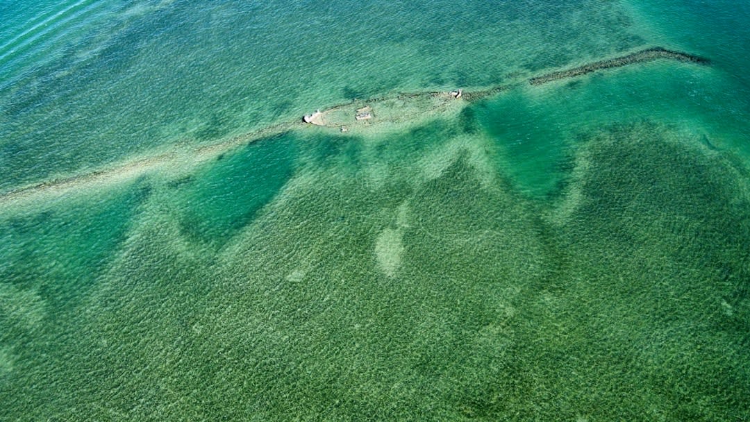 Restos incrustados de coral del naufragio del Lesleen M descansando en el lecho marino frente a Anse Cochon