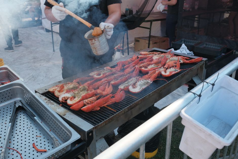 La calle principal de Anse La Raye llena de parrillas y vendedores durante la fiesta callejera semanal de Seafood Friday