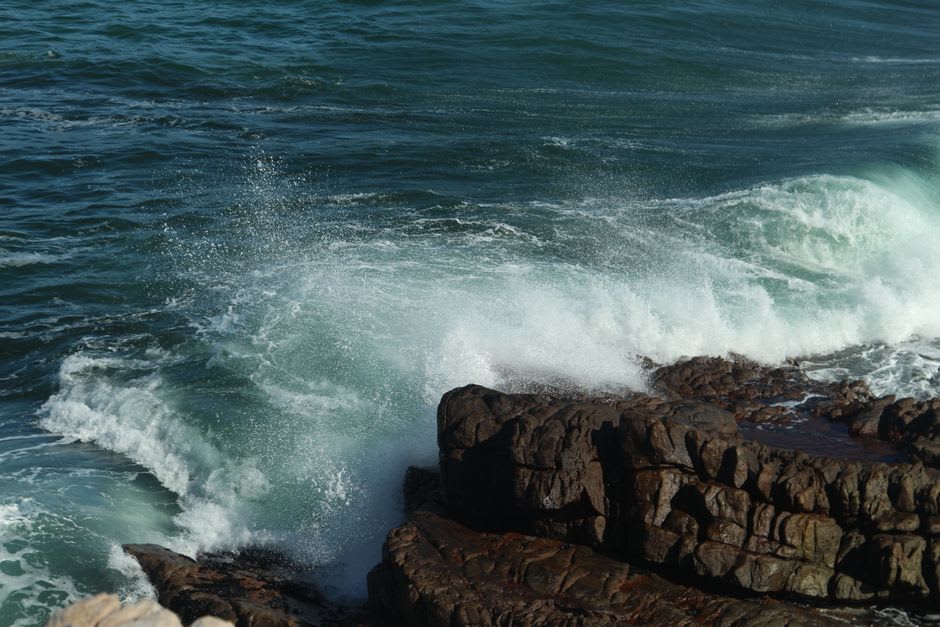 Olas rompiendo dramáticamente contra la costa atlántica escarpada cerca de Dennery, Santa Lucía