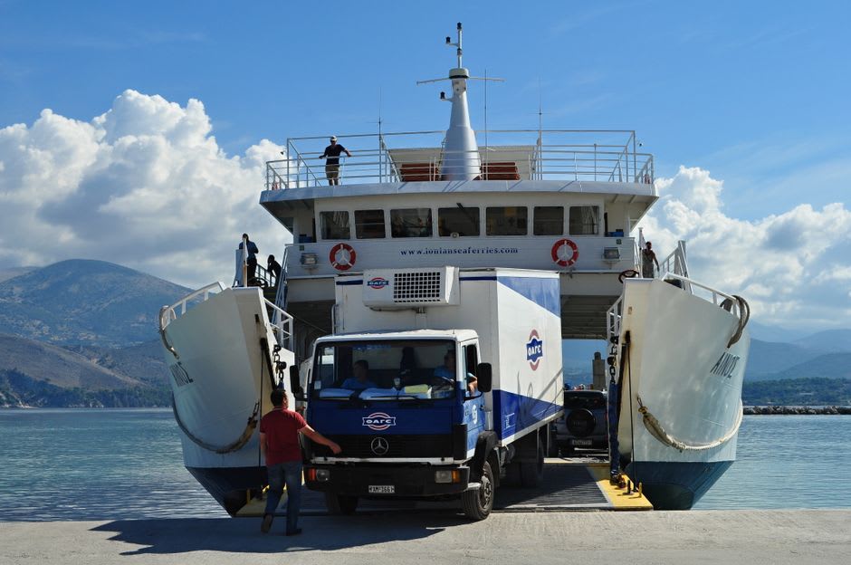 Le ferry inter-îles amarré au quai de Salelologa avec passagers et marchandises en cours de chargement
