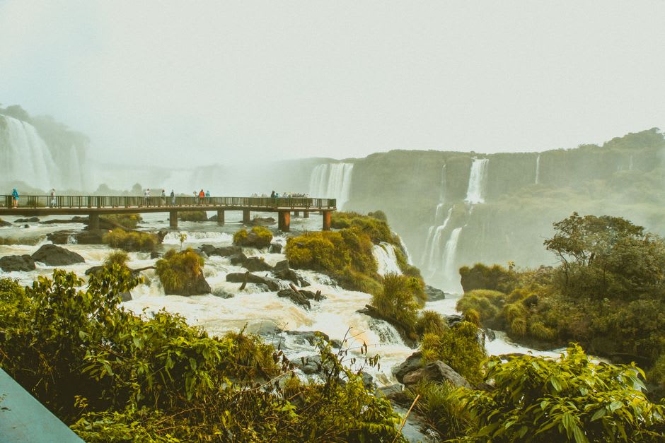 La gorge de forêt tropicale et la plateforme d'observation à Sopoaga Falls par une matinée brumeuse