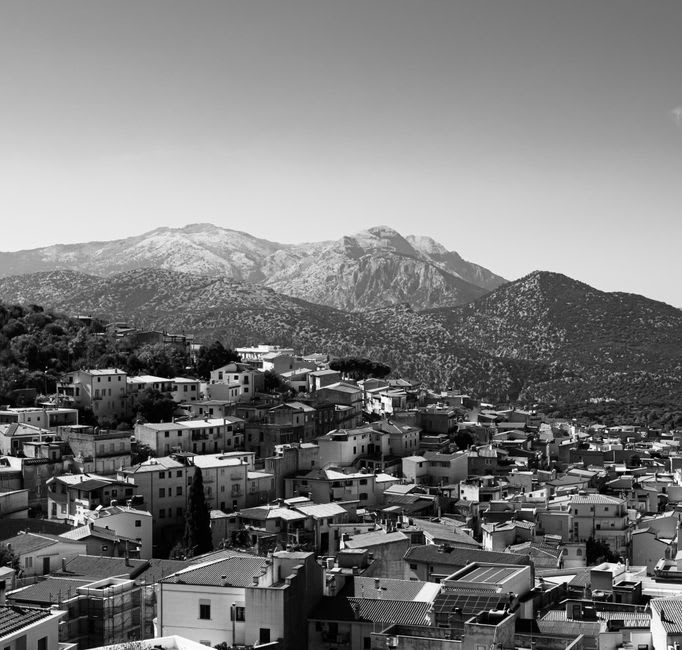 La estatua de bronce del Redentore entre bloques de granito en la cima del Monte Ortobene con vistas a Nuoro