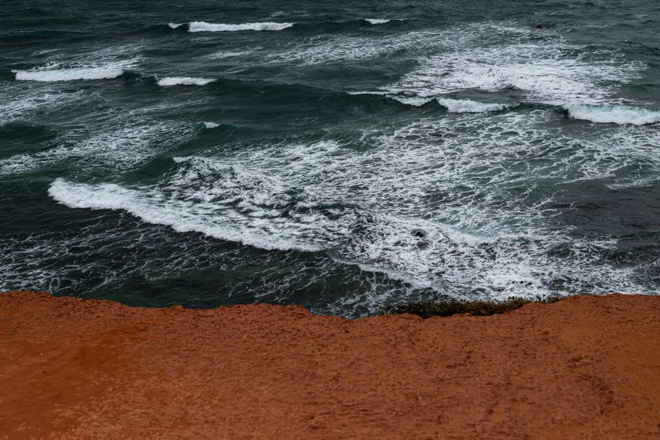 Acantilados de laterita roja y línea costera atlántica cerca de Popenguine, Senegal