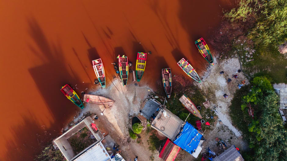 Piraguas de pesca varadas en la playa del pueblo de Popenguine, Senegal