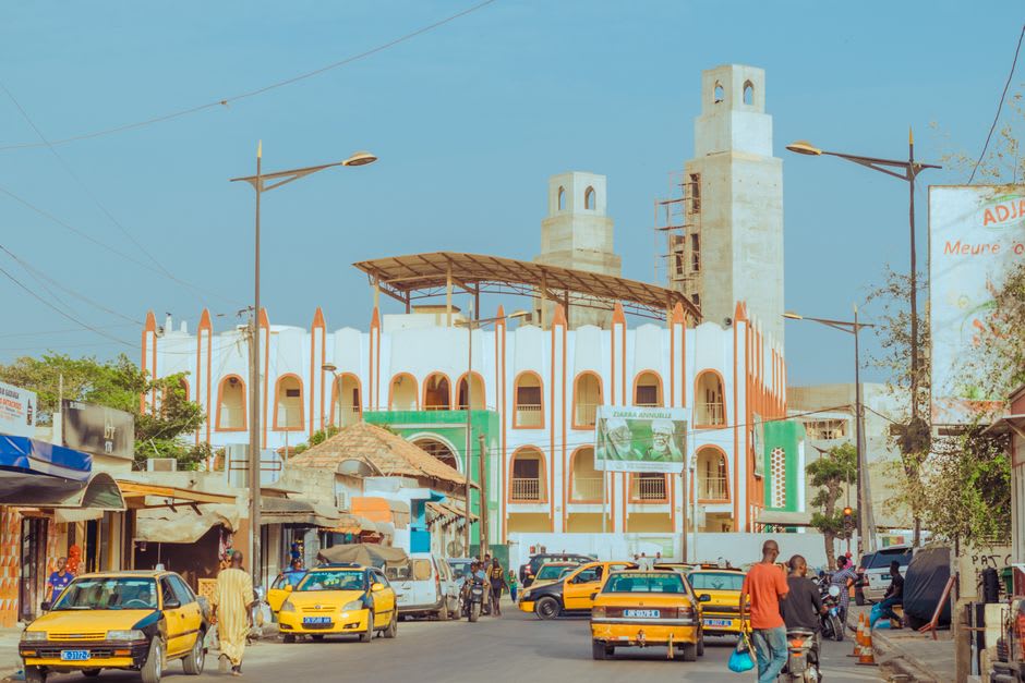 Una concurrida calle de mercado en Tambacounda, este de Senegal, al atardecer