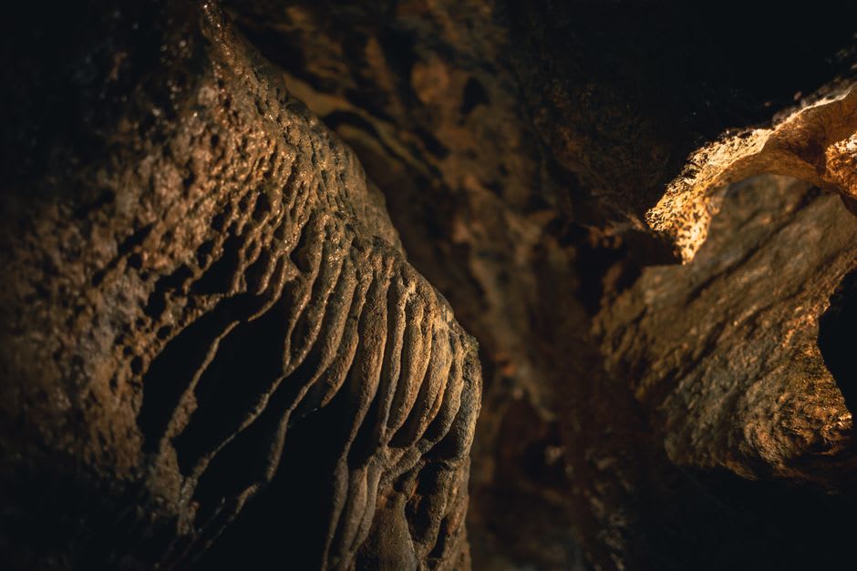 Garganta de río subterráneo dentro de las Cuevas de Škocjan con las paredes de la cueva elevándose hacia la oscuridad