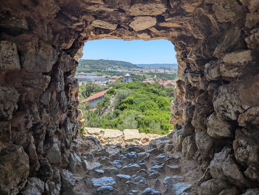 Muros de piedra en ruinas del castillo de Socerb con una abertura que enmarca una vista del Golfo de Trieste muy abajo