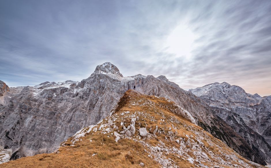 La jeune Soča coulant en vert pâle dans un chenal rocheux étroit dans la haute vallée de Trenta