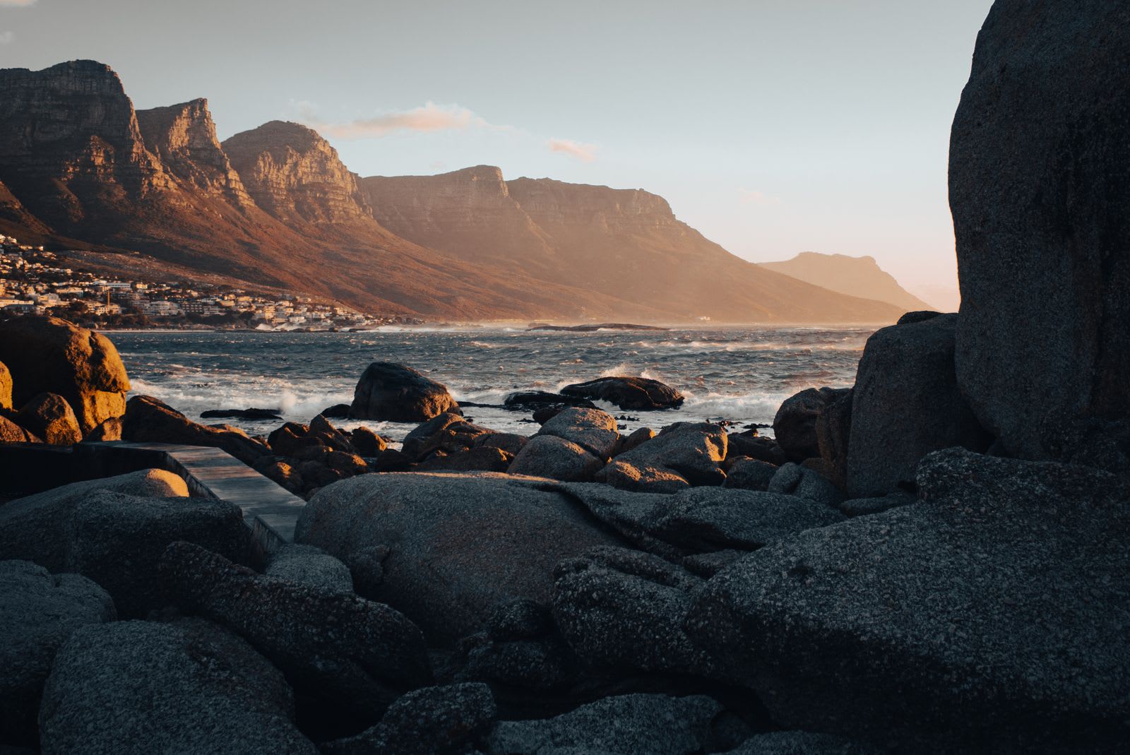 La côte rocheuse spectaculaire du Cap au coucher de soleil avec les montagnes en arrière-plan