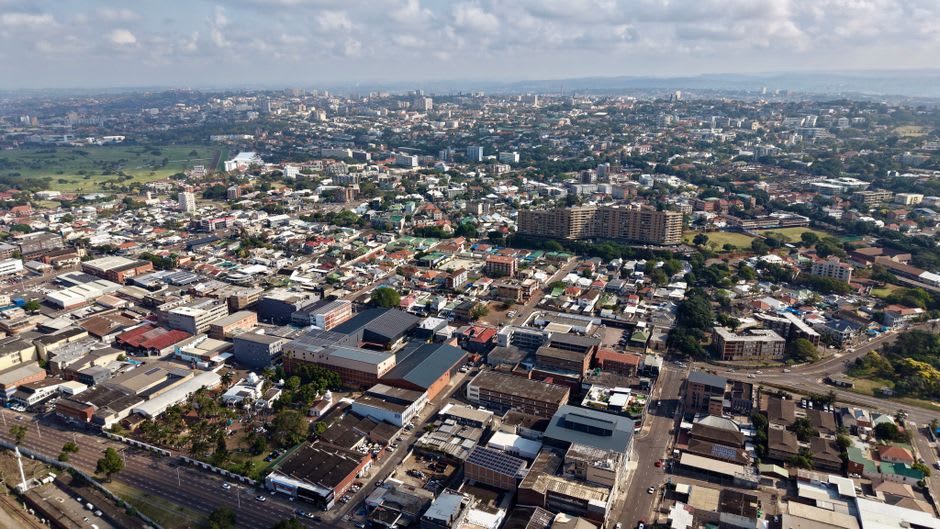 Vue aérienne du paysage urbain et du littoral de Durban le long de l'océan Indien