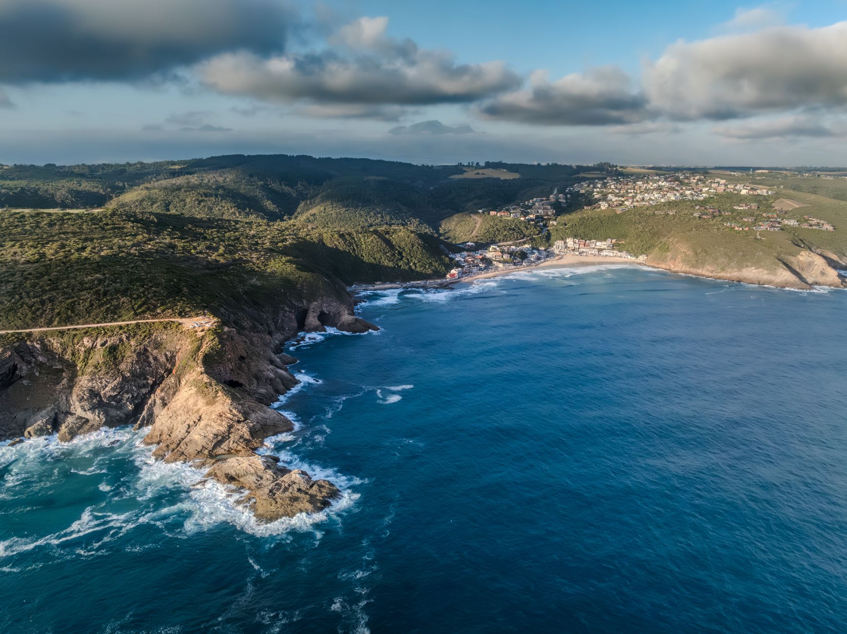Vue aérienne du littoral de Herolds Bay sur la Garden Route avec des falaises spectaculaires et des vagues de l'océan