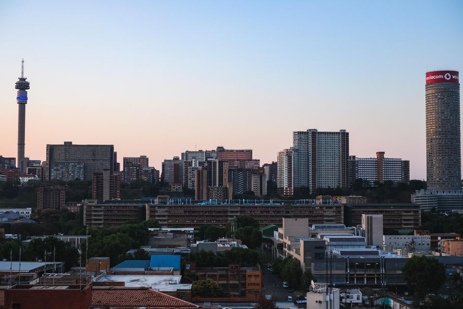 Le paysage urbain de Johannesburg au coucher du soleil, les gratte-ciels modernes baignés dans la lumière chaude du soir