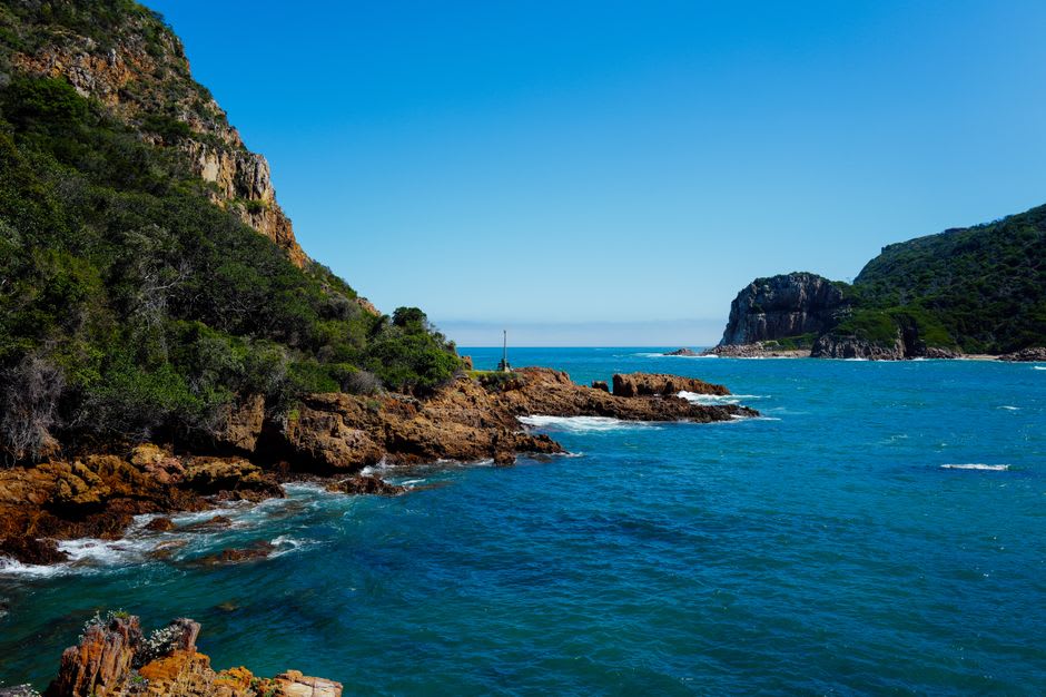 Les falaises de grès des Knysna Heads dominant l'océan Indien