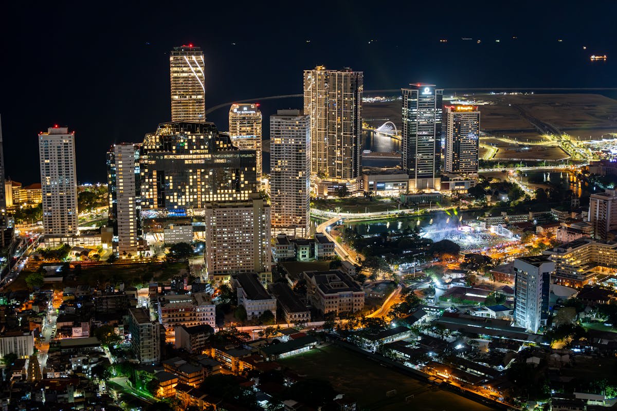 Street food vendors and bustling night life in Colombo