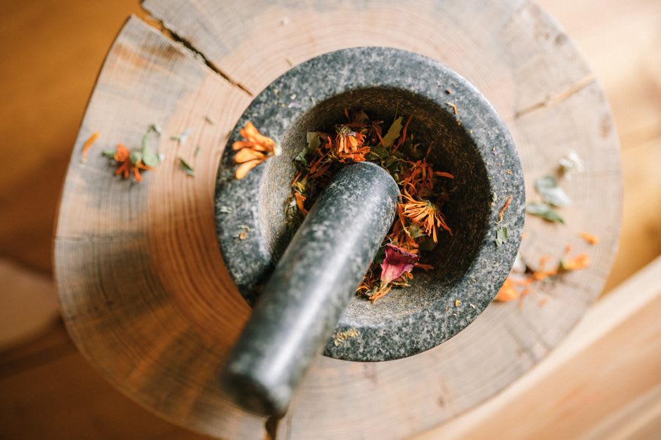 Bols en céramique et pilons en bois utilisés pour le rituel traditionnel hakka du thé pilé lei cha à Beipu