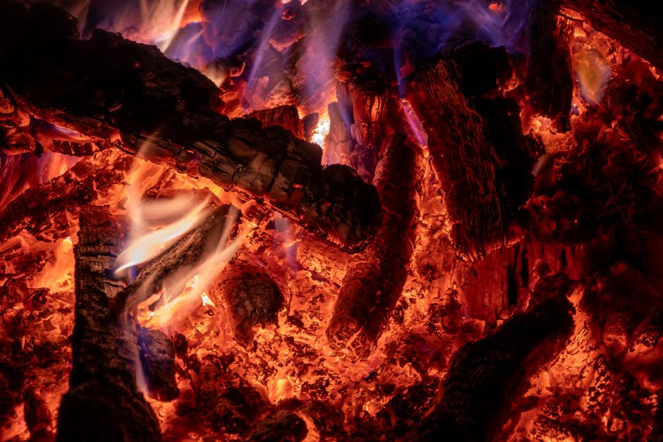 Petites flammes bleues et orange vacillant directement hors de roche sèche et fissurée à Chuhuo, Taïwan